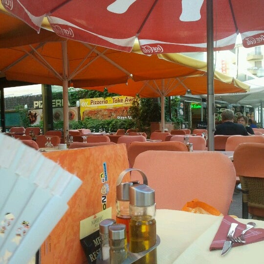 Das Foto wurde bei Restaurante Pizzería La Nonna Salou von Android B. am 6/17/2012 aufgenommen