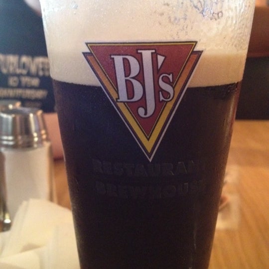 Photo taken at BJ&#39;s Restaurant &amp; Brewhouse by Skyedrin on 5/6/2012