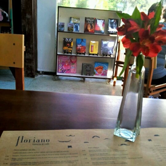 Das Foto wurde bei Floriano | Livraria &amp; Café von Angela D. am 7/1/2012 aufgenommen