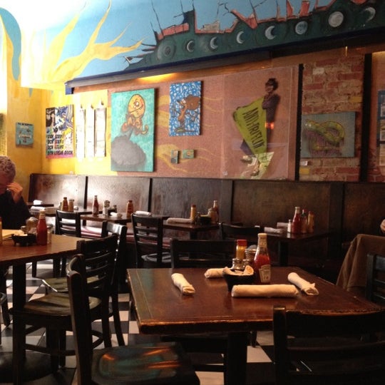 Foto tomada en Luna Grill &amp; Diner  por Jennifer S. el 3/5/2012