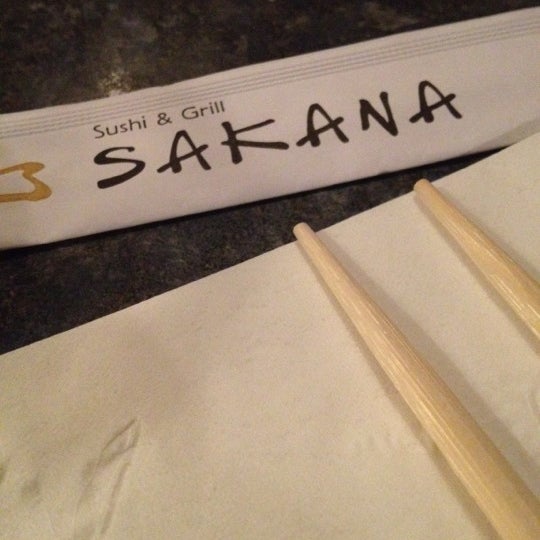 รูปภาพถ่ายที่ Sakana Sushi &amp; Grill โดย Shawn D. เมื่อ 3/23/2012