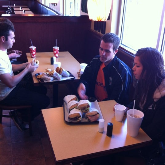 Foto tomada en JCW&#39;s The Burger Boys  por Bret M. el 4/28/2012