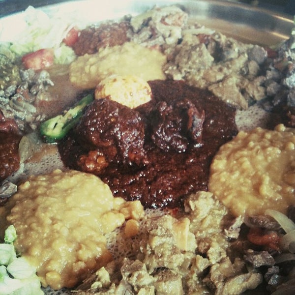 4/25/2012 tarihinde Chris L.ziyaretçi tarafından Messob Ethiopian Restaurant'de çekilen fotoğraf