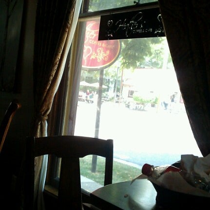 Photo prise au Heather&#39;s Coffee &amp; Cafe par TheSaleem $. le7/30/2012