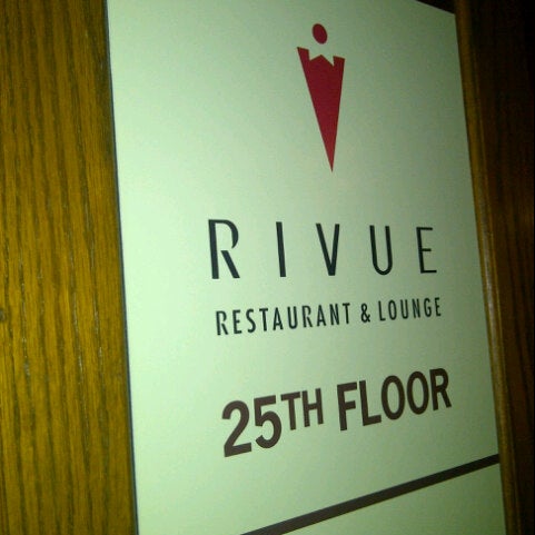 Foto diambil di RIVUE Restaurant &amp; Lounge oleh Nova J. pada 9/2/2012