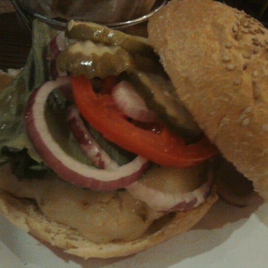 7/27/2012にBrian L.が67 Burgerで撮った写真