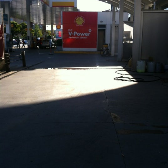 8/16/2012 tarihinde Burak K.ziyaretçi tarafından Shell'de çekilen fotoğraf