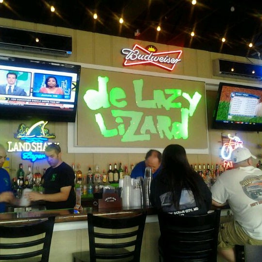 Foto tomada en De Lazy Lizard Bar &amp; Grill  por Fred M. el 5/17/2012