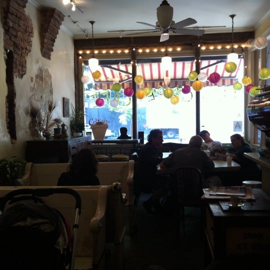 รูปภาพถ่ายที่ Cupcake Cafe โดย Jisun Jamie L. เมื่อ 6/20/2012
