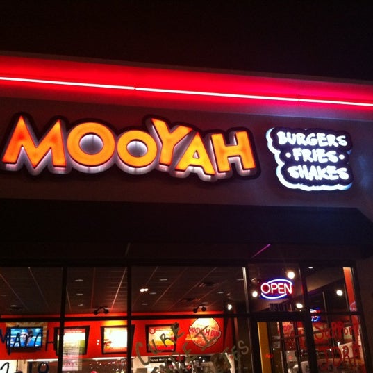 3/18/2012 tarihinde Isaac D.ziyaretçi tarafından MOOYAH Burgers, Fries &amp; Shakes'de çekilen fotoğraf