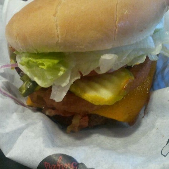 6/17/2012にAj E.がBetty Burgersで撮った写真