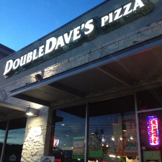 รูปภาพถ่ายที่ DoubleDave&#39;s PizzaWorks โดย Darrell H. เมื่อ 8/18/2012