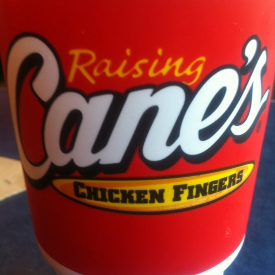 Снимок сделан в Raising Cane&#39;s Chicken Fingers пользователем Rachel S. 6/2/2012