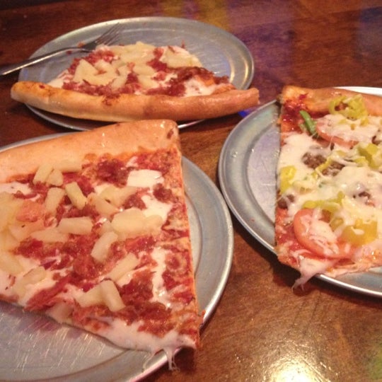 รูปภาพถ่ายที่ The Pizza Joint โดย Stacie W. เมื่อ 6/16/2012
