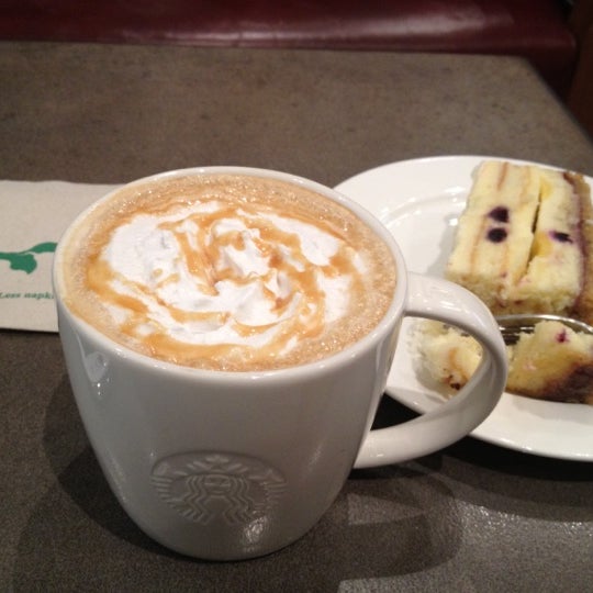 รูปภาพถ่ายที่ Starbucks โดย Marco เมื่อ 6/17/2012