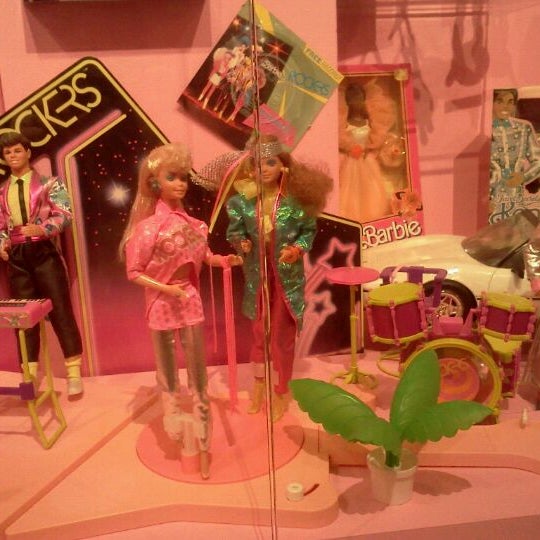 Foto tirada no(a) The National Museum of Toys and Miniatures por Lindsay M. em 2/2/2012