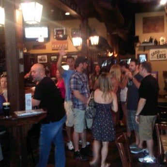 รูปภาพถ่ายที่ Scruffy Murphy&#39;s Irish Pub โดย CHERI K. เมื่อ 6/2/2012