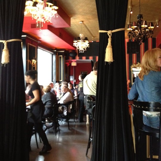 Foto diambil di Napoleon Bistro Lounge oleh Elika P. pada 4/22/2012