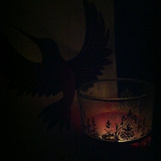 Foto diambil di Red Hummingbird oleh Pooja B. pada 3/23/2012