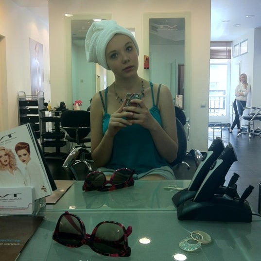Das Foto wurde bei Vladimir Tarasyuk Hair Studio von Roxolana L. am 5/12/2012 aufgenommen