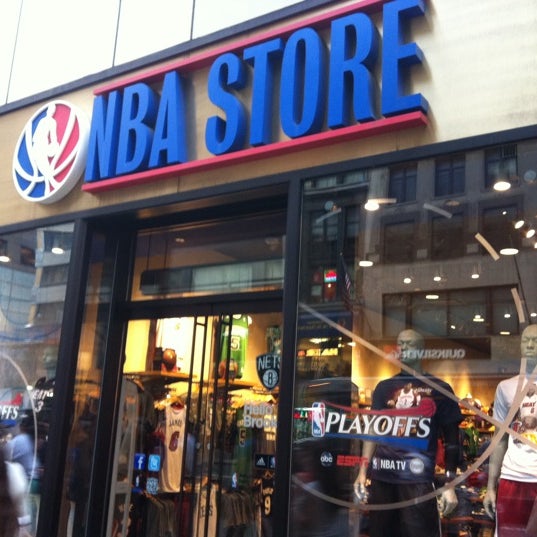 5/29/2012 tarihinde Alex B.ziyaretçi tarafından NBA Store'de çekilen fotoğraf