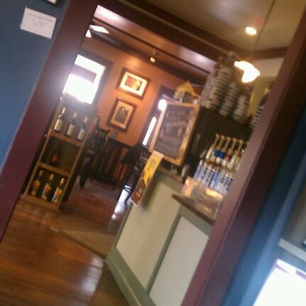 Foto tomada en Hob Nobs Cafe &amp; Spirits  por Mayra E. el 2/14/2012