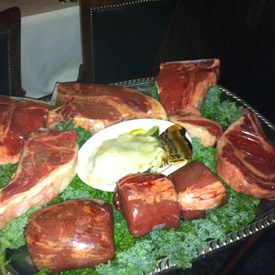 Foto scattata a Charley&#39;s Steak House &amp; Seafood Grille da Joe P. il 4/17/2012