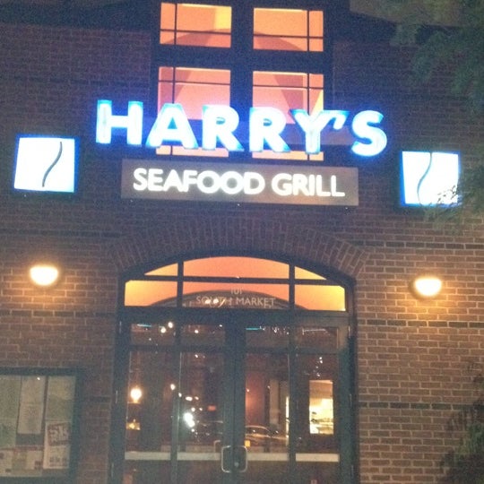 Foto diambil di Banks&#39; Seafood Kitchen &amp; Raw Bar oleh Jimmer S. pada 6/12/2012