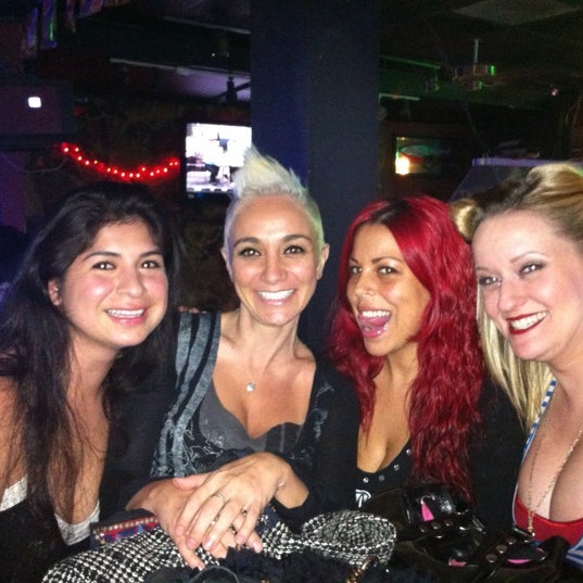 Foto tomada en Pat&#39;s Cocktail Lounge  por Maral A. el 5/5/2012