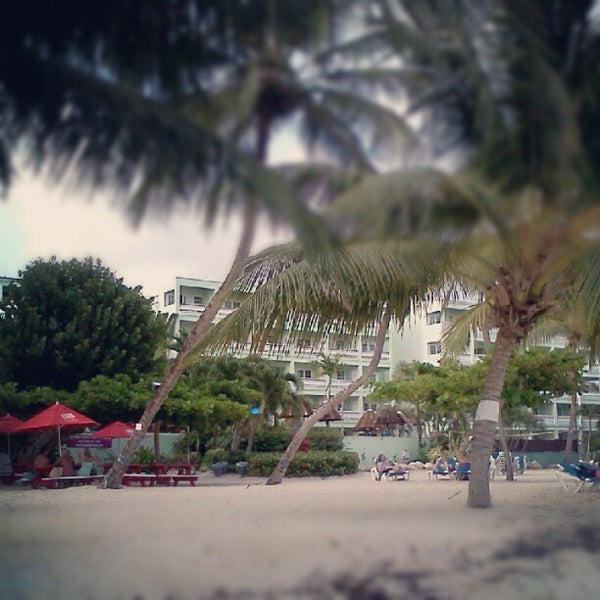 6/21/2012 tarihinde Rômulo Z.ziyaretçi tarafından Coconut Court Beach Hotel'de çekilen fotoğraf