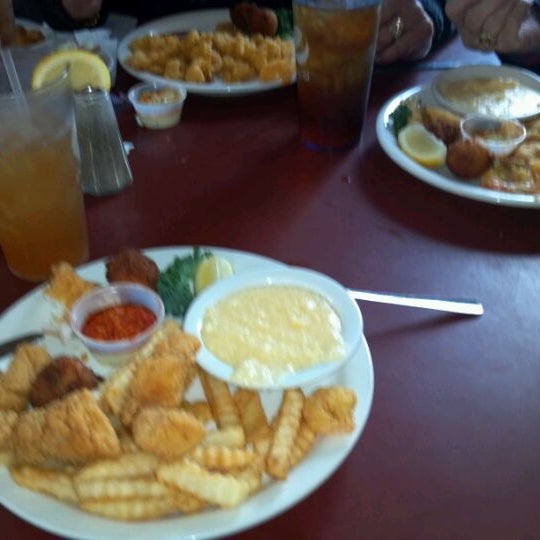 Photo taken at Captain&#39;s Table Fish House Restaurant by Benjamin F. on 2/22/2012