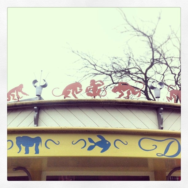 zoo-exhibit