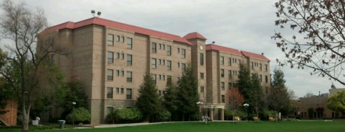 Fresno Pacific University is one of สถานที่ที่ Jerome ถูกใจ.