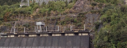 Manapouri Hydro Power Station is one of Orte, die Brian gefallen.