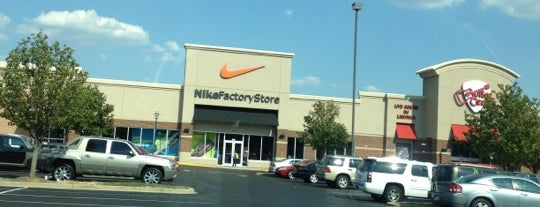 Nike Factory Store is one of Tempat yang Disukai Danny.