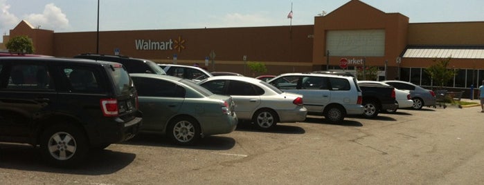 Walmart Supercenter is one of Tempat yang Disukai Christian.