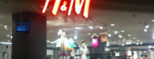 H&M is one of Tempat yang Disukai Мари.