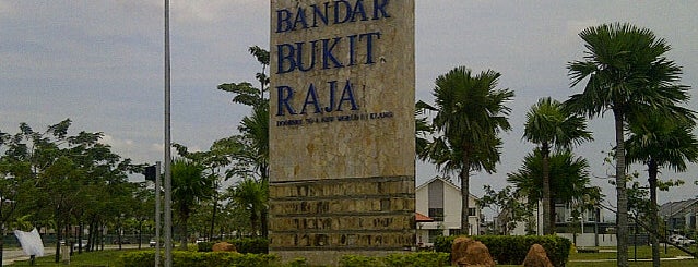 Bandar Bukit Raja is one of Tempat yang Disukai ꌅꁲꉣꂑꌚꁴꁲ꒒.