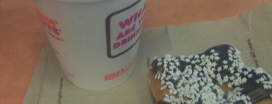 Dunkin' is one of Locais curtidos por Ryan.