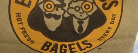 Einstein Bros Bagels is one of Lugares favoritos de Todd.