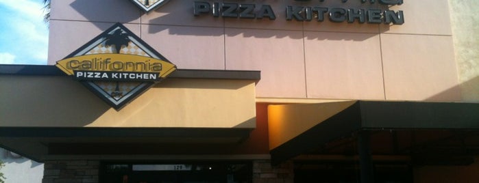 California Pizza Kitchen is one of Tina 님이 좋아한 장소.