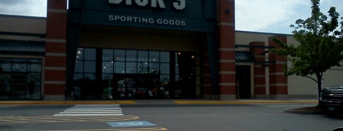 DICK'S Sporting Goods is one of สถานที่ที่ Ryan ถูกใจ.