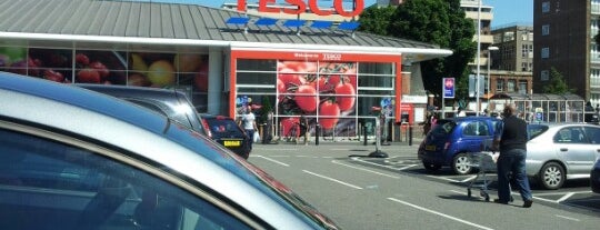 Tesco is one of สถานที่ที่ Eleonora ถูกใจ.