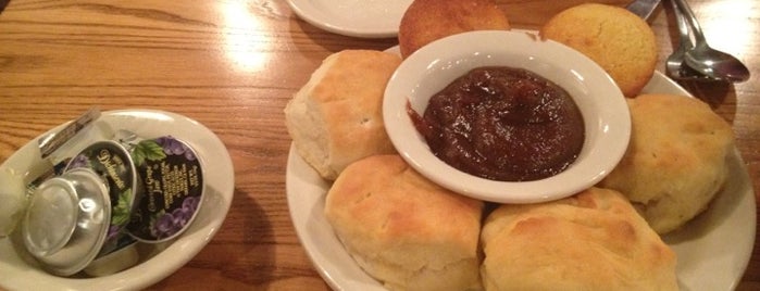 Cracker Barrel Old Country Store is one of Earl'ın Beğendiği Mekanlar.