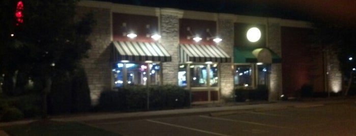Chili's Grill & Bar is one of Lugares favoritos de Linda.