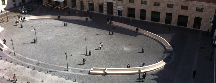 Piazza San Silvestro is one of Roma.