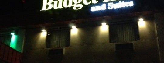 Budget Inn & Suites is one of Tempat yang Disukai Anne.