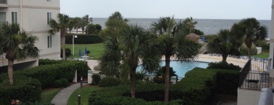 Beach Club Hotel Saint Simons Island is one of Tempat yang Disukai Tyra.