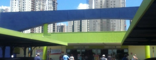 Carrefour is one of Locais curtidos por Guilherme.