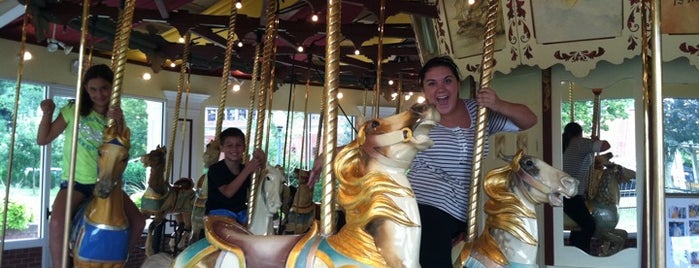 Congress Park Carousel is one of Lugares favoritos de Andrew.